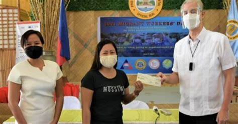 35 displaced OFWs from NegOcc receive aid from gov’t.